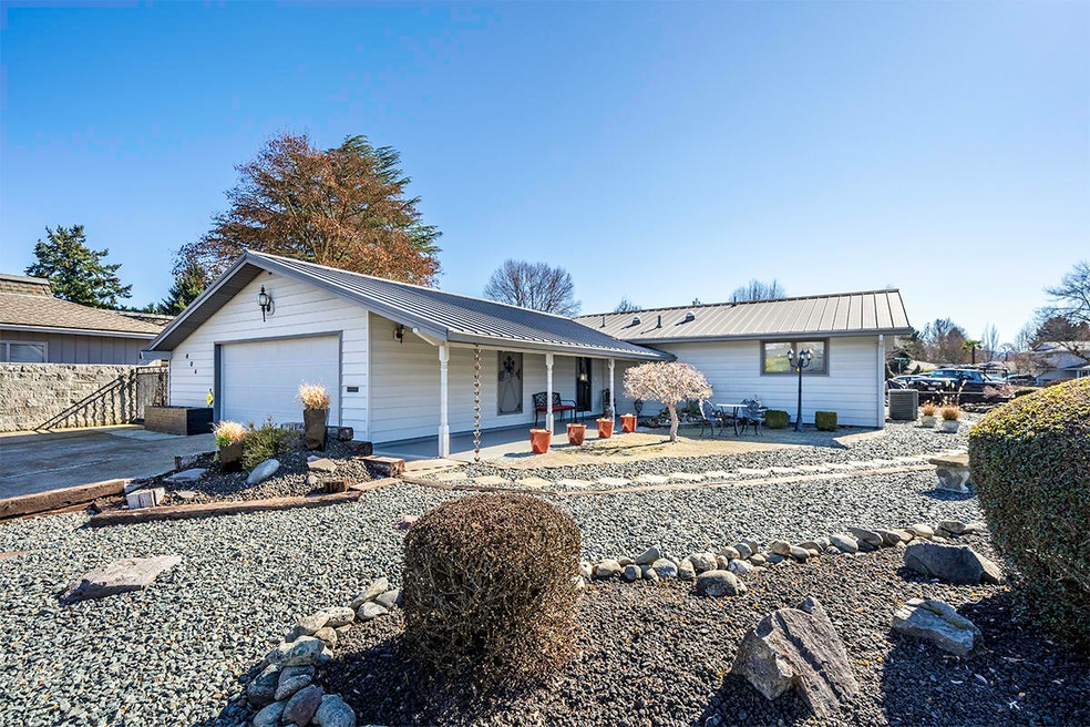 604 Hemlock Ave, Central Point, OR 97502 - photo 1