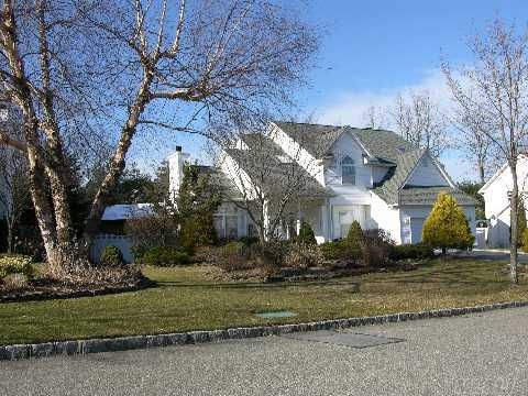 6 Silver Pond Cir, ComMacK, NY 11725 - photo 1