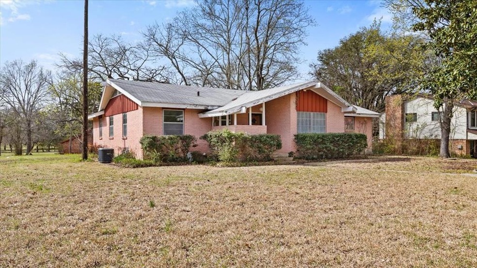 1316 E 9th St, Bonham, TX 75418 - photo 1