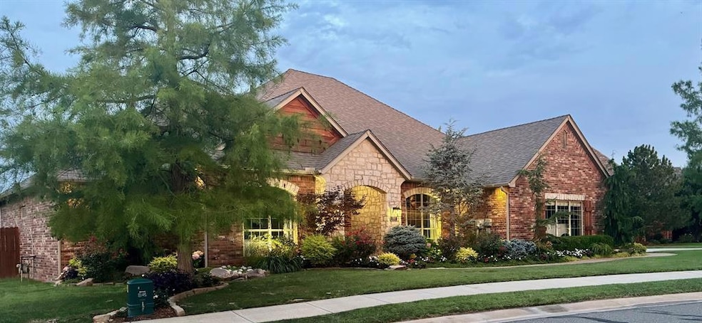 View of front of property featuring a front lawn