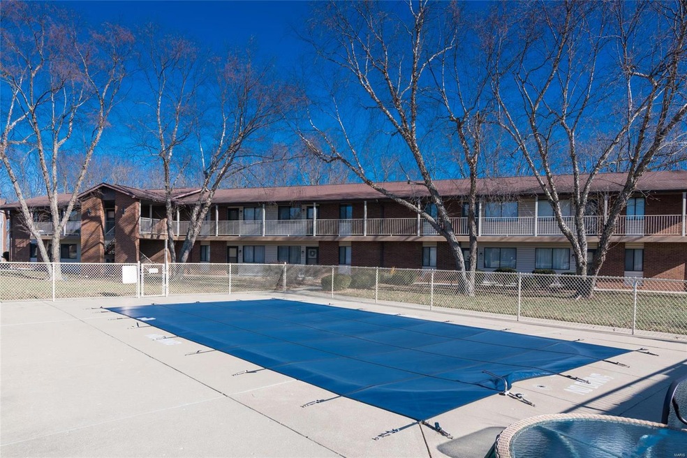 2 Bed 1 bath condo with Community pool