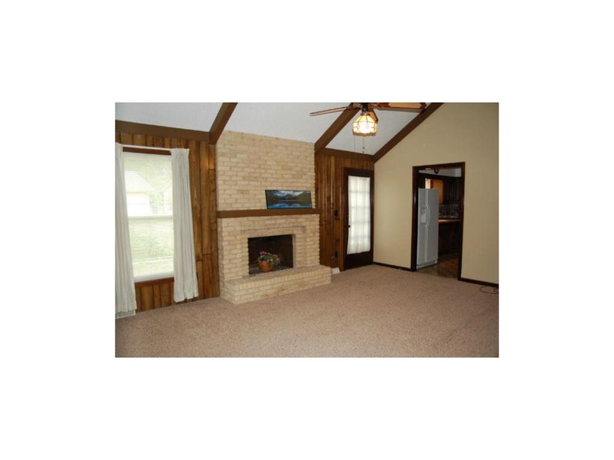 Great Room - Vaulted Ceilings - Ceiling Fan with L