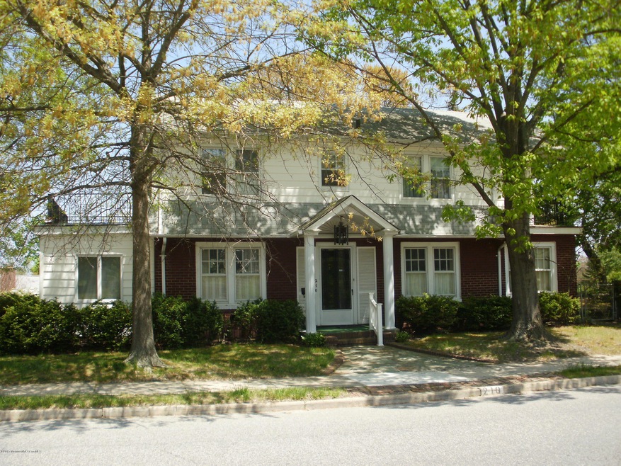 210 Oxford Way 003