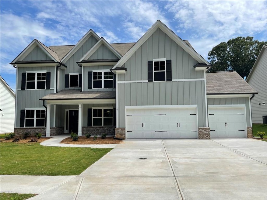 Craftsman house featuring a front lawn and a garag
