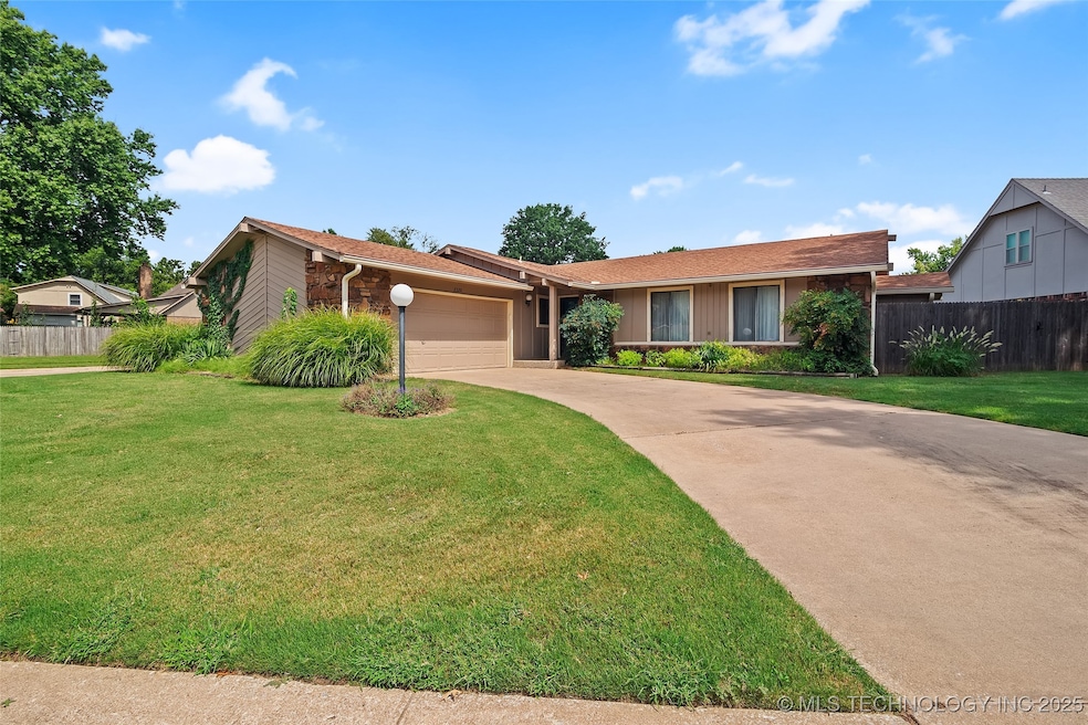 2320 W Nashville Ct, Broken Arrow, OK 74012 - photo 1