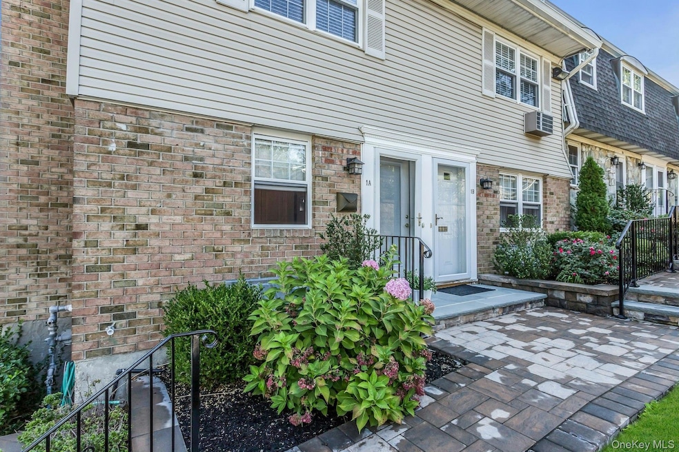 11 Harbour Ln unit 1A, Oyster Bay, NY 11771 - photo 1