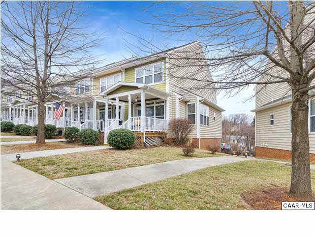 Corner unit with fabulous mountain views from most