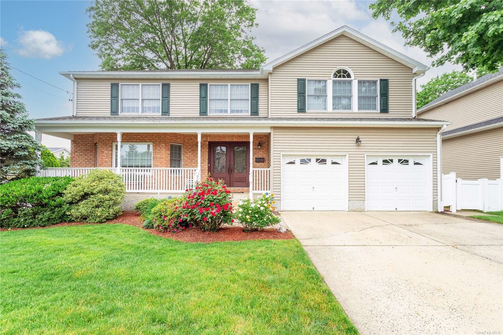 Welcome to 19 Richfield, Plainview, NY!