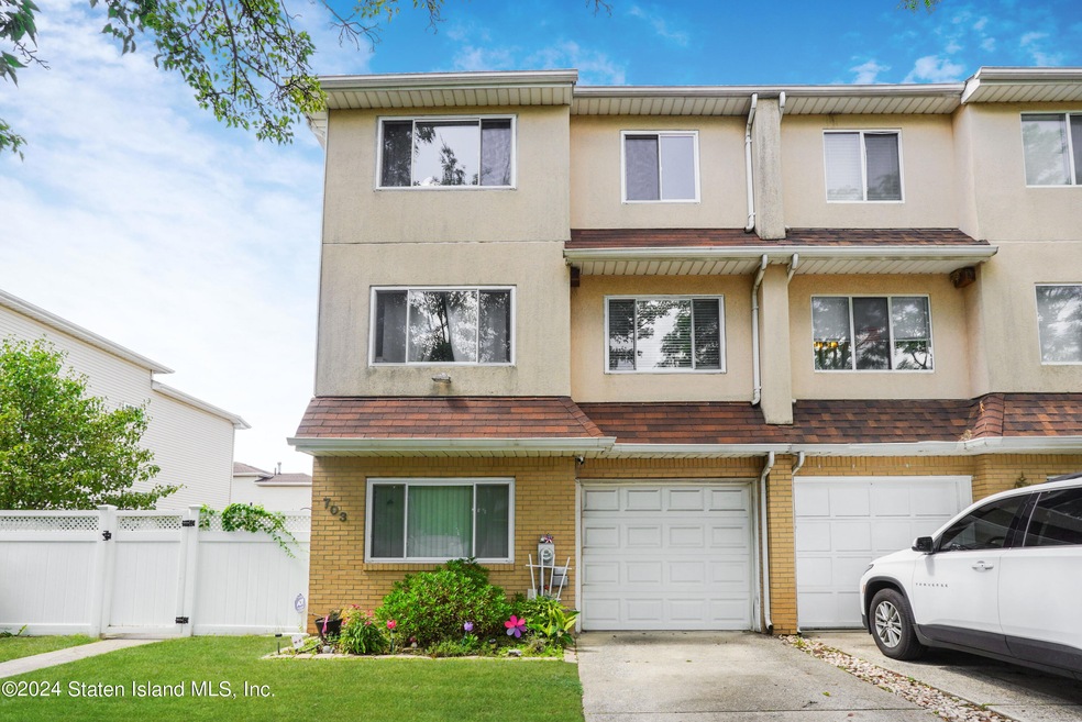 703 Correll Ave, Staten Island, NY 10309 - photo 1