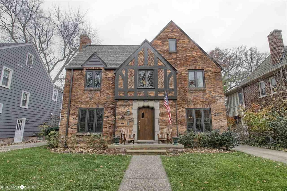 667 Lincoln Rd, Grosse Pointe, MI 48230 - photo 1