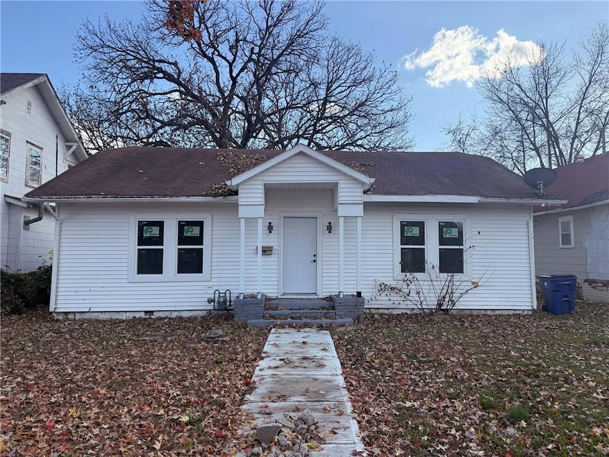 611 W 3rd St, Coffeyville, KS 67337 - photo 1