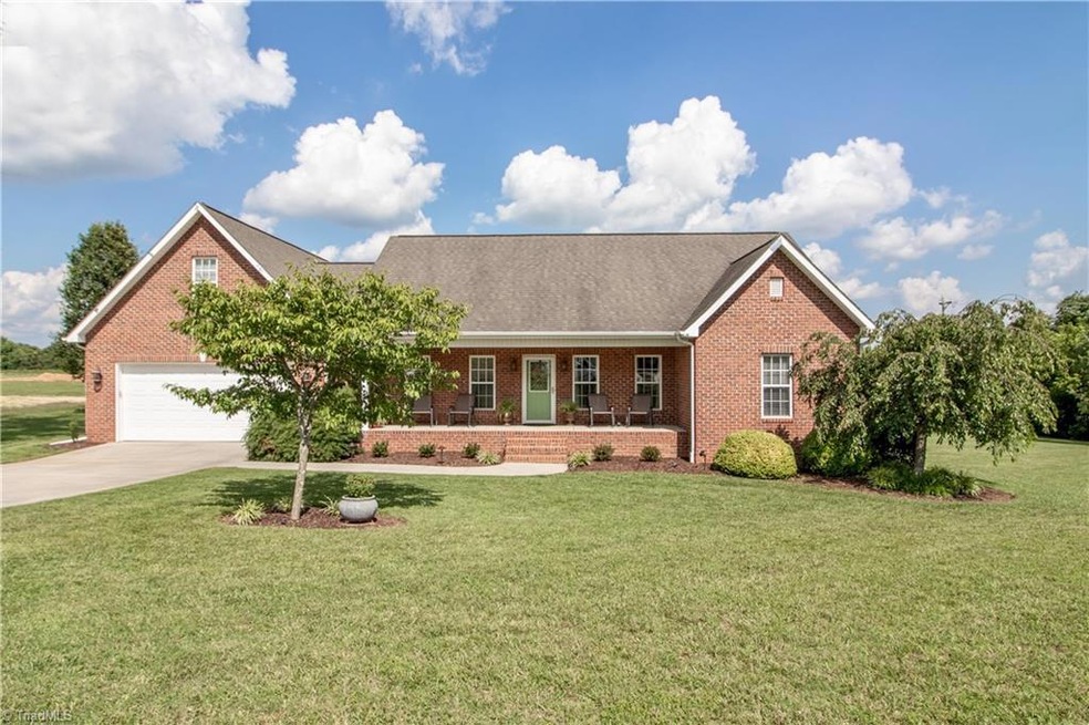 173 Skyland Dr, Statesville, NC 28625 - photo 1