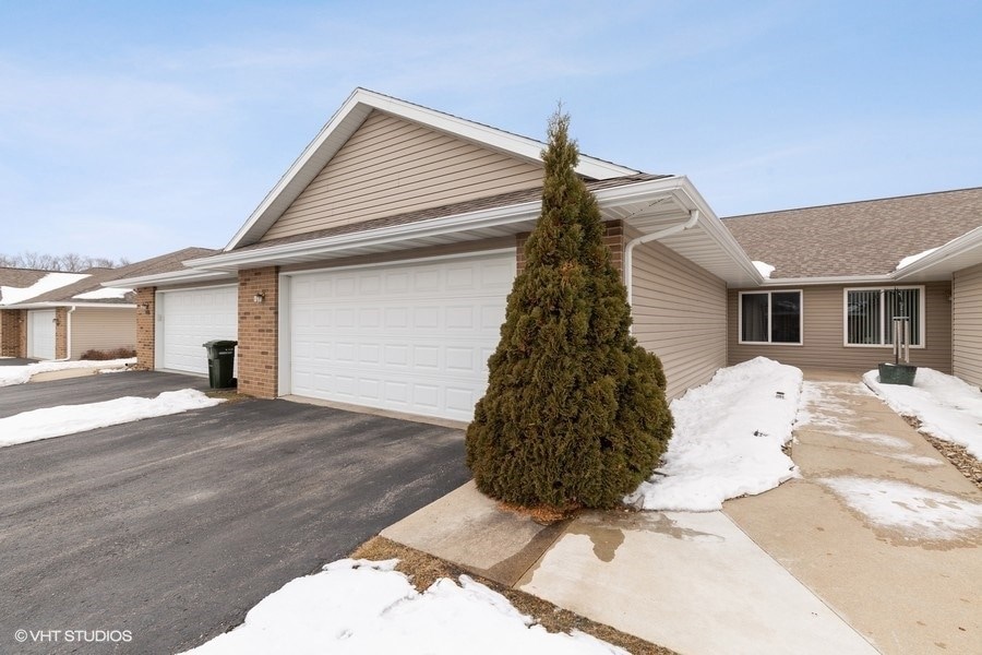 1426 Asbury Ln, Waterloo, IA 50701 - photo 1