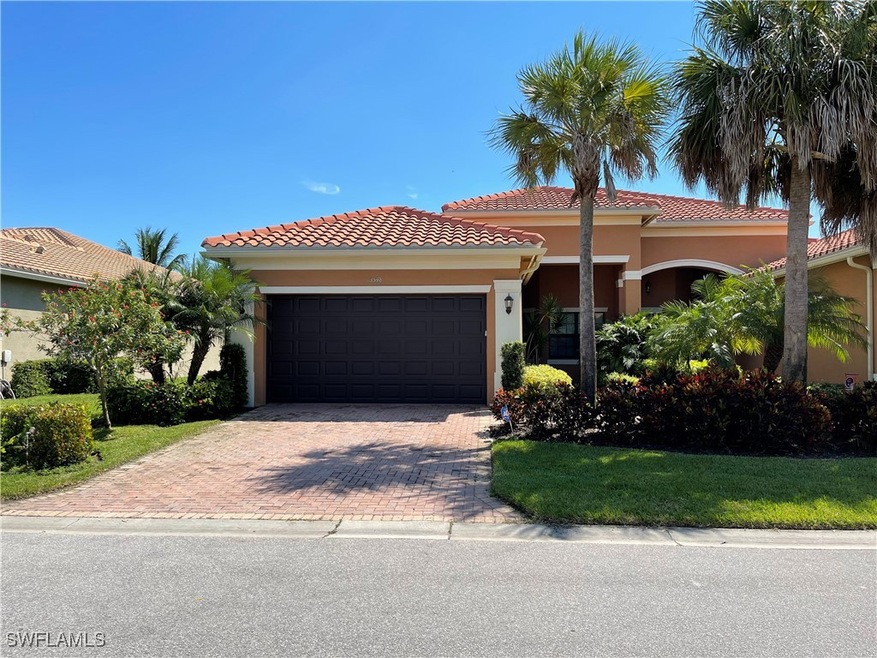 Mediterranean / spanish home with decorative drive