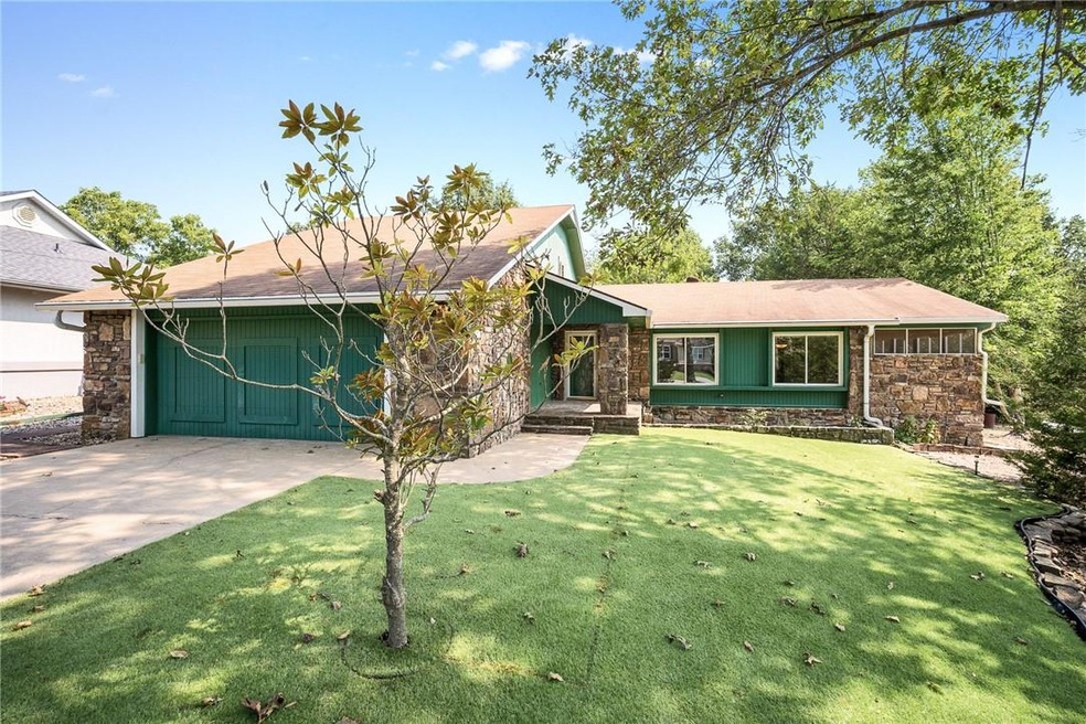 Welcome home to 6 Merritt Dr!!!