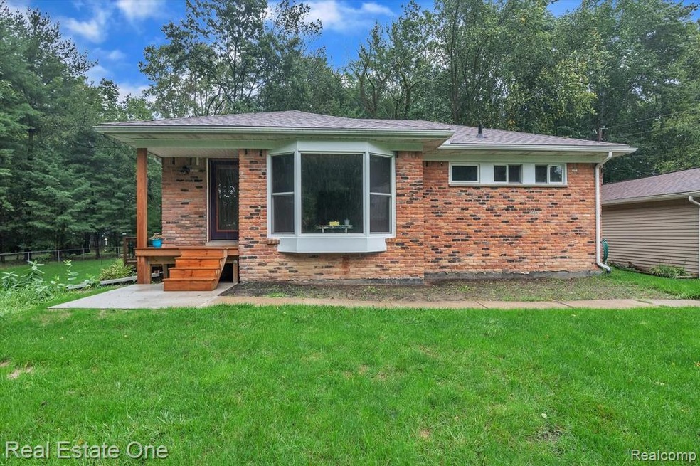 04-5630-N-Fleming-Rd-WindowStill-Real-Estate-Photo