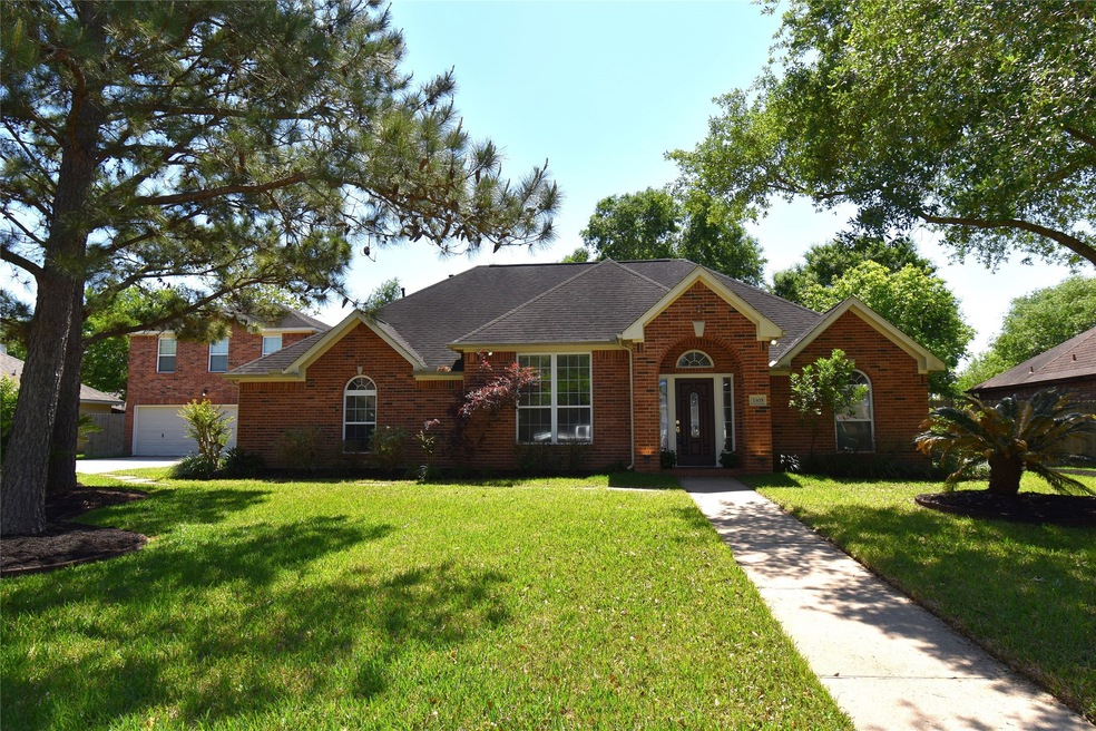 3303 Deer Trail Dr, Alvin, TX 77511 - photo 1