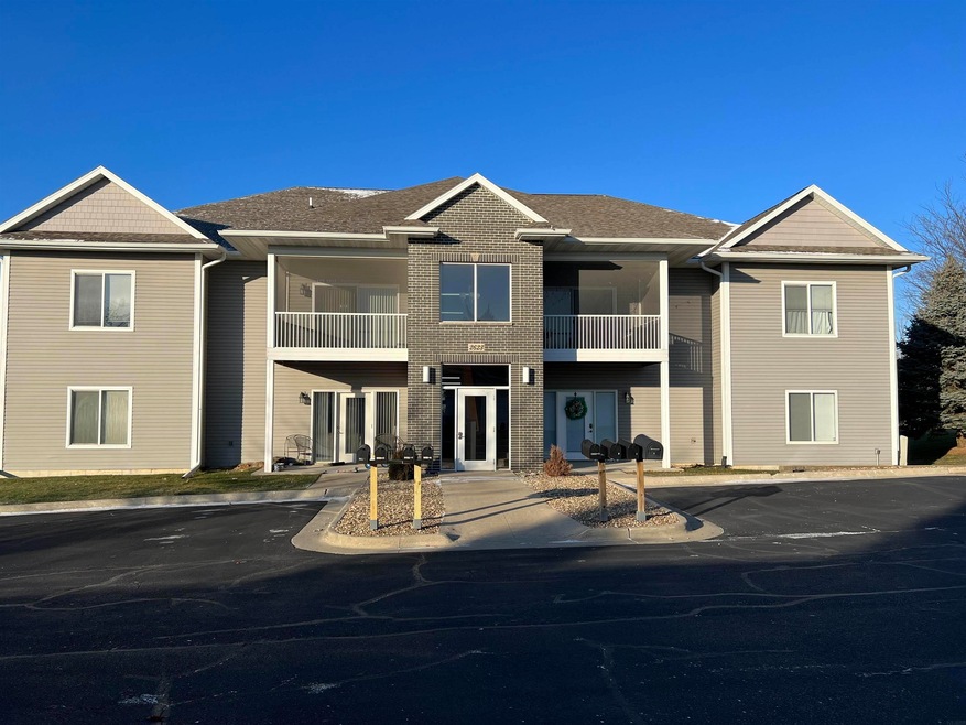 2623 Orchard Dr unit 5, Cedar Falls, IA 50613 - photo 1