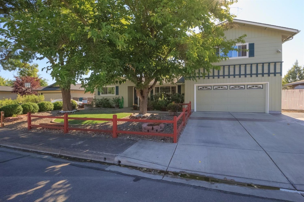 5060 Del Mar Dr, Central Point, OR 97502 - photo 1