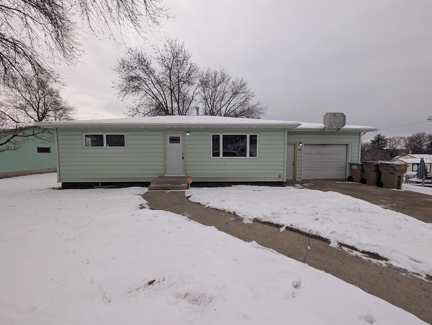 514 11th Ave NE, Minot, ND 58703 - photo 1