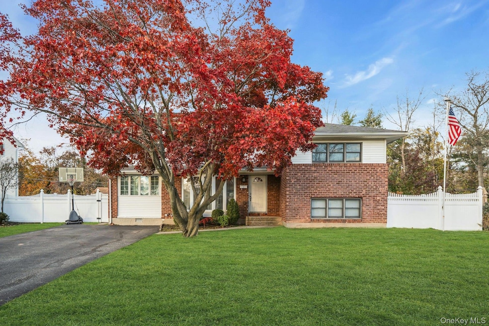 22 Schuyler Dr, ComMacK, NY 11725 - photo 1