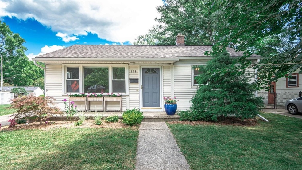 909 Barton Dr, Ann Arbor, MI 48105 - photo 1
