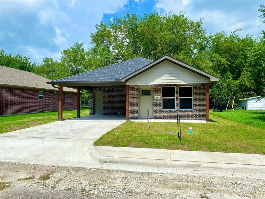 812 W 11th St, Bonham, TX 75418 - photo 1