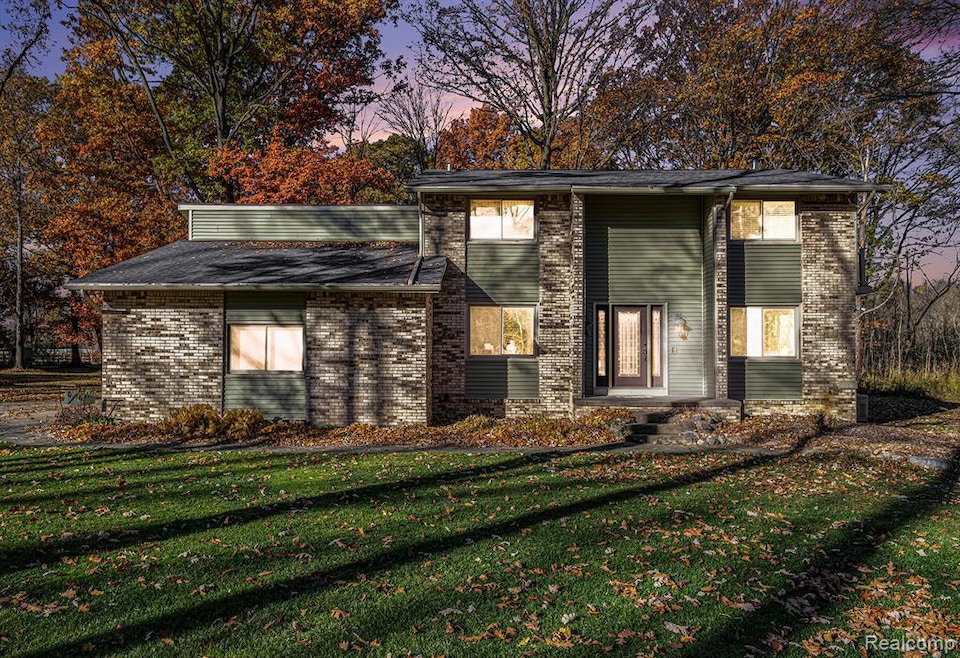 2713 Coyote Ridge, Milford, MI 48381 - photo 1