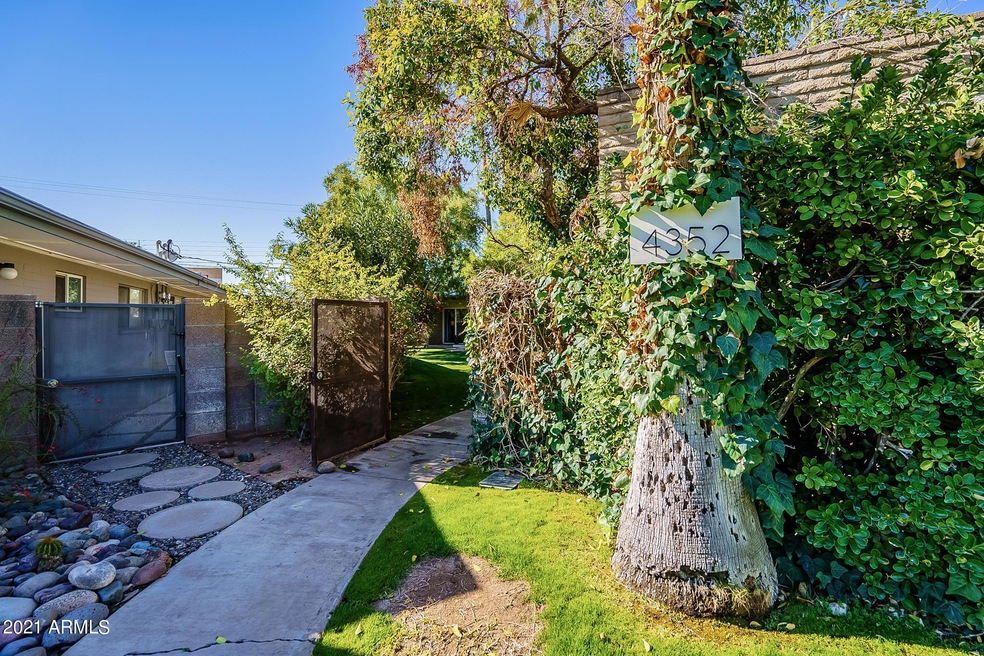4352 Courtyard Entrance