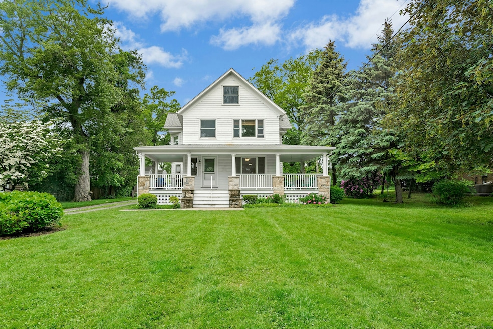 290 Soundview Ave unit 1, Stamford, CT 06902 - photo 1