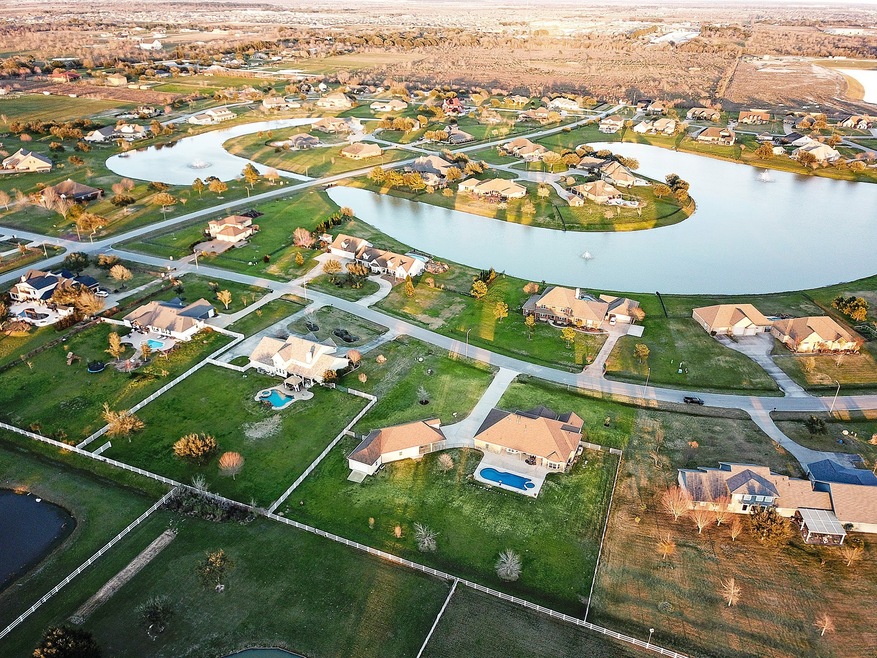 Beauty and tranquility describe this Katy Lakes Es