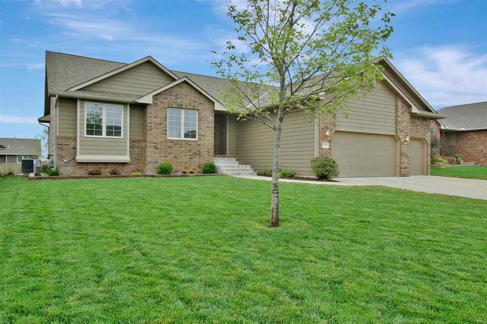 104 S Crocker Ct, Colwich, KS 67030 - photo 1