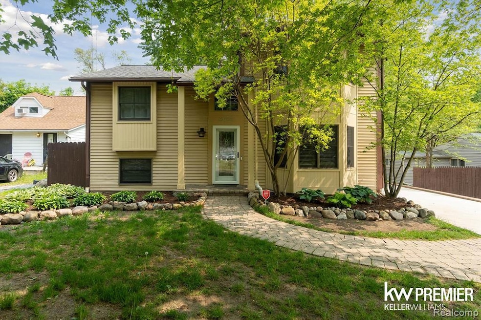 4022 Hazelett Dr, Waterford, MI 48328 - photo 1