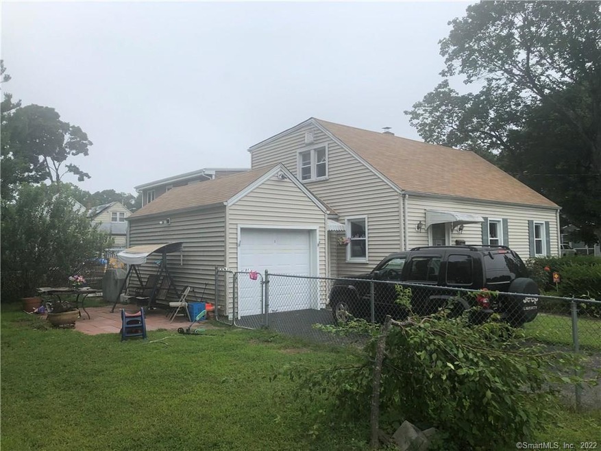 285 E Pasadena Place, Bridgeport, CT 06610 - photo 1