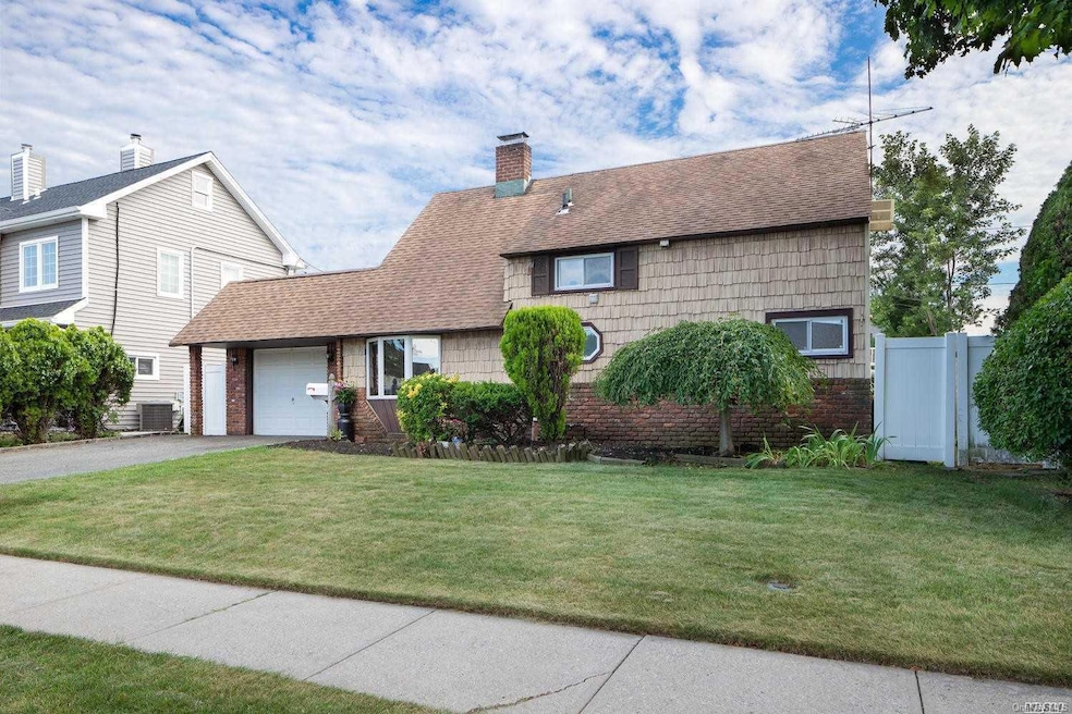 51 Sprucewood Dr, Levittown, NY 11756 - photo 1