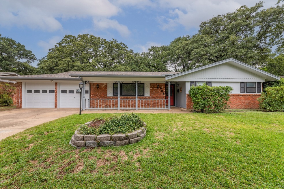 608 Post Oak Dr, Hurst, TX 76053 - photo 1