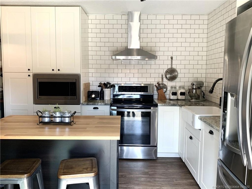 Farm sink, soft close,subway tile