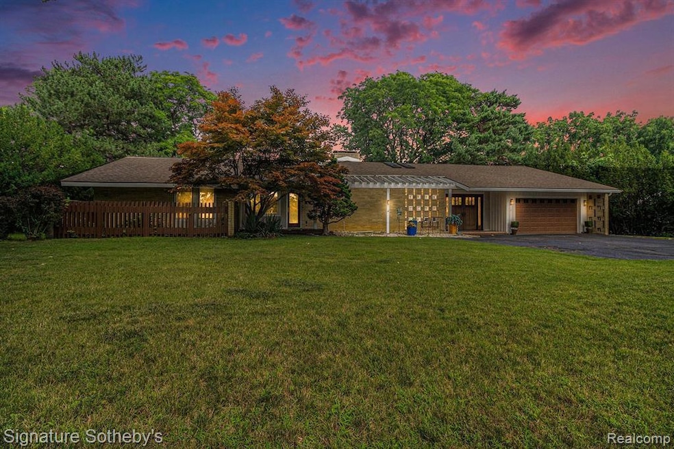 5821 Tabor Dr, West Bloomfield, MI 48322 - photo 1