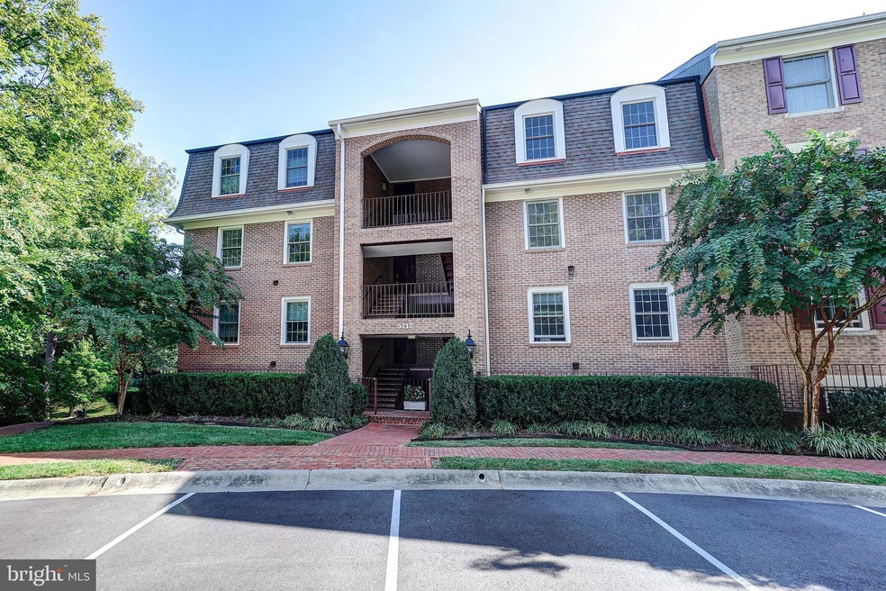 5717 Brewer House Cir unit 301, Rockville, MD 20852 - photo 1