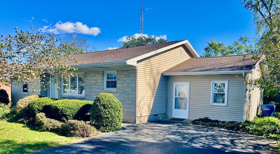 911 W Main St, Carmi, IL 62821 - photo 1