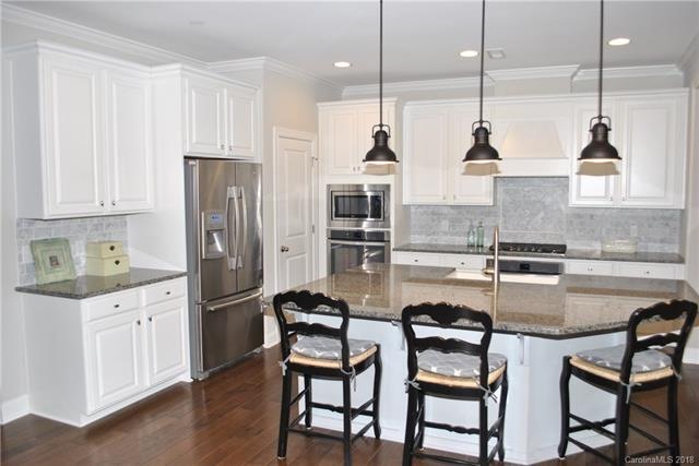 Open concept Gourmet Kitchen 5 Inch Hardwoods Enti