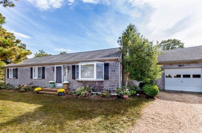 17 Brushy Ln, Edgartown, MA 02539 - photo 1
