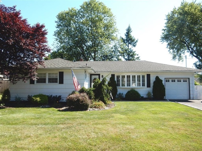 817 Riverbend Dr, Clark, NJ 07066 - photo 1