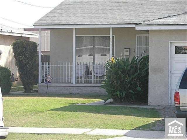 Front  yard view from street.