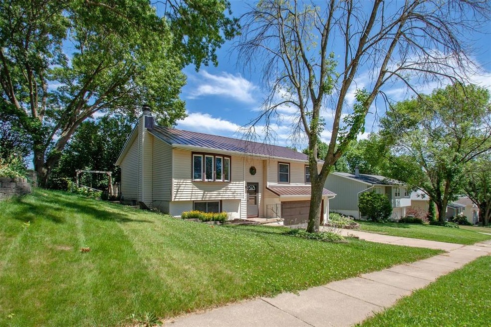 1631 29th St NW, Cedar Rapids, IA 52405 - photo 1