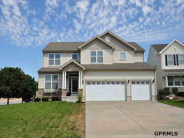 Vinyl siding, large corner lot, sprinkler system.