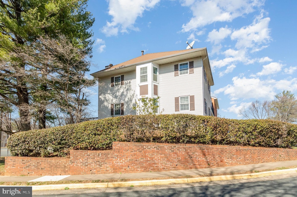 3094 White Birch Ct, Fairfax, VA 22031 - photo 1