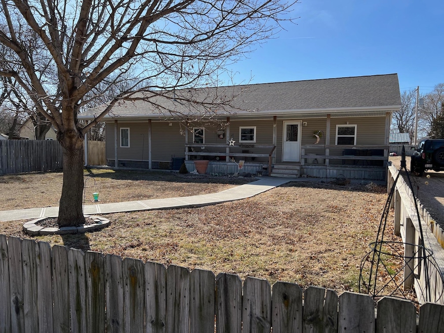 117 W 3rd Ave, Holdrege, NE 68949 - photo 1