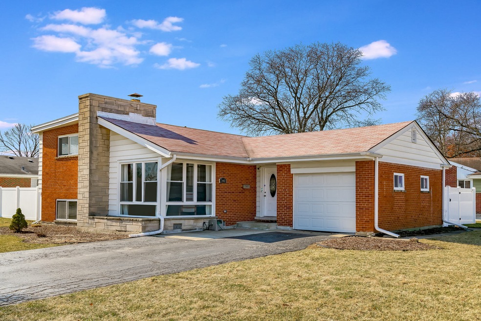 340 E Huntington Ln, Elmhurst, IL 60126 - photo 1