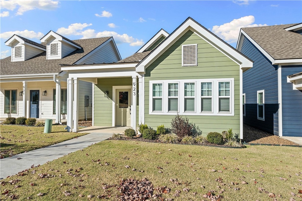 Welcome to Hawthorne Heights! A small commuinity in the heart of Bentonville with a private, heated community pool, clubhouse, gym, & pickleball court just across the road from this beautiful home.